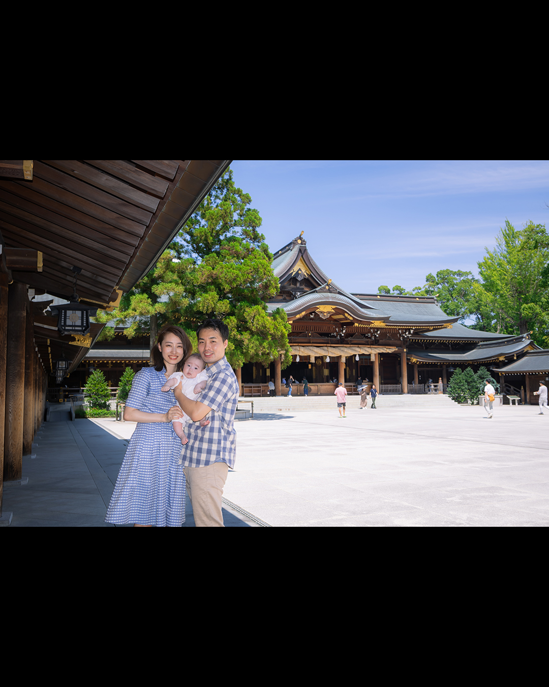 寒川神社拝殿を背景に撮影