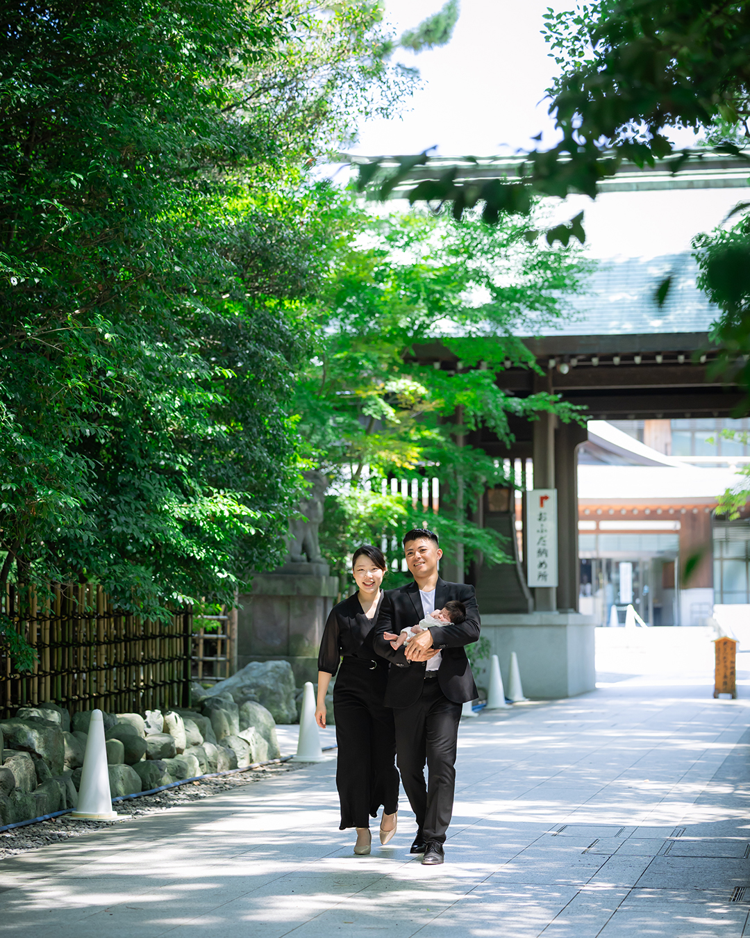 ご家族で寒川神社の参道を歩く