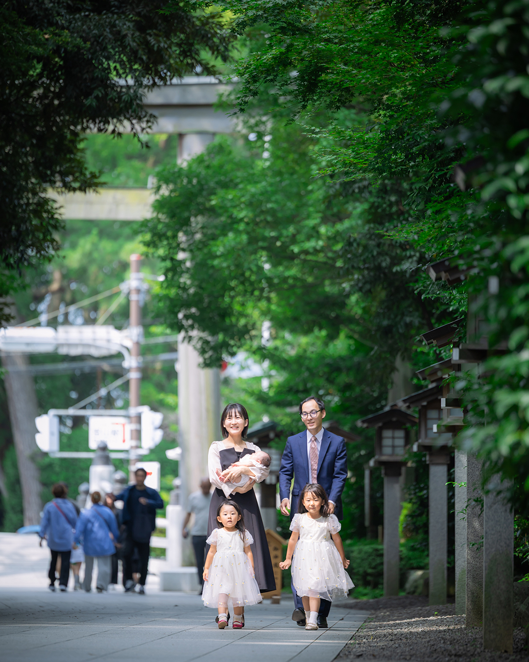 寒川神社の参道をご家族で歩く